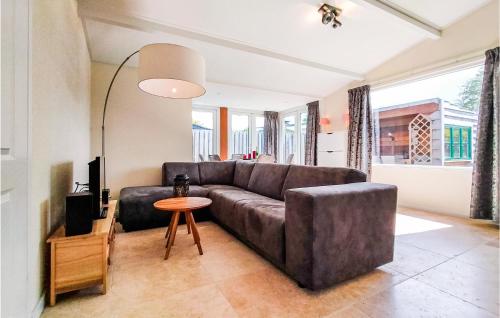 Χώρος καθιστικού στο 3 Bedroom Lovely Home In Scherpenisse
