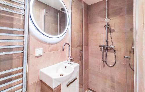Ένα μπάνιο στο 3 Bedroom Lovely Home In Scherpenisse