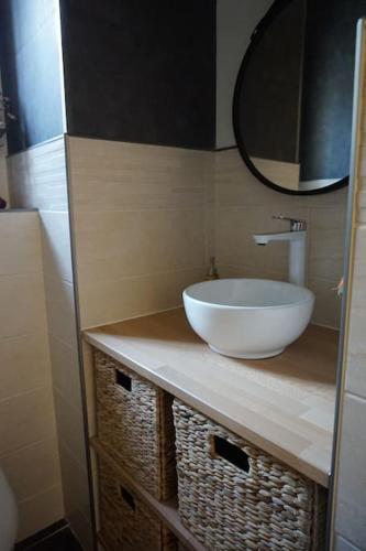 une salle de bain avec un lavabo et un miroir dans l'établissement La Villa d'Antan, à Nyons