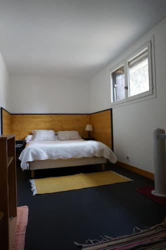 une chambre avec deux lits et une fenêtre dans l'établissement La Villa d'Antan, à Nyons