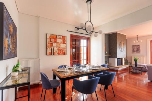 Ruang duduk di Aiolos Grand super lux suite kalamaki Alimos near the sea