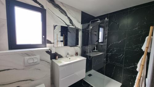 Koupelna v ubytování Villa en résidence à Sotta vue panoramique sur Porto-Vecchio !