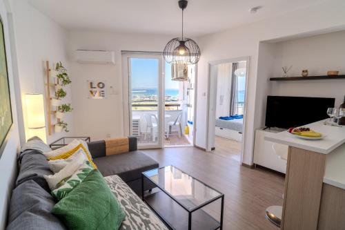 Posezení v ubytování Finikoudes Seaview Vibe 1 Bdr Flat
