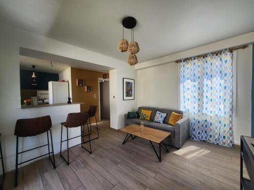 un salon avec un canapé et une table dans l'établissement La casa choukie, à Pornic