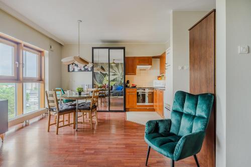 kuchnia i jadalnia ze stołem i krzesłami w obiekcie Gdanski Business Center Apartments w Warszawie