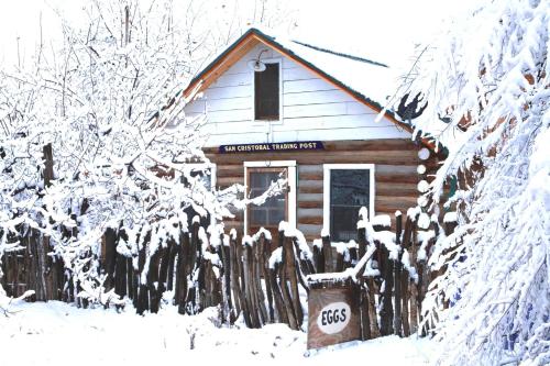 Taos Goji Farm & Eco-Lodge Retreat v zimě