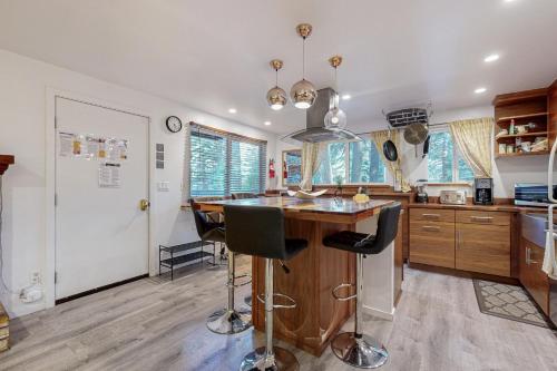 Charming Lake Tahoe Cabinにあるキッチンまたは簡易キッチン