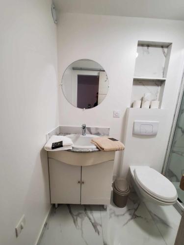 une salle de bain blanche avec un lavabo et des toilettes dans l'établissement Proche RER B et université Paris Saclay, à Orsay