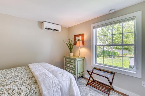 Ένα ή περισσότερα κρεβάτια σε δωμάτιο στο Old Saybrook Home with Screened Porch and Ocean View!