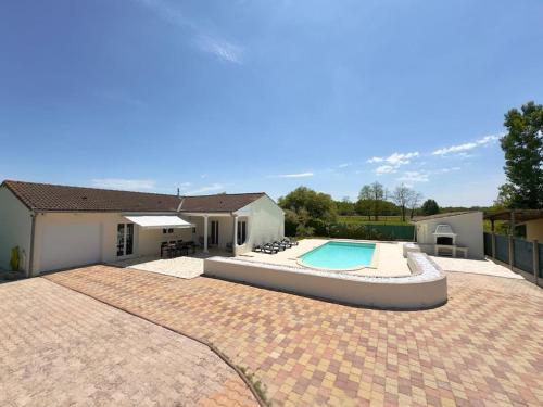 Maison chaleureuse avec piscine