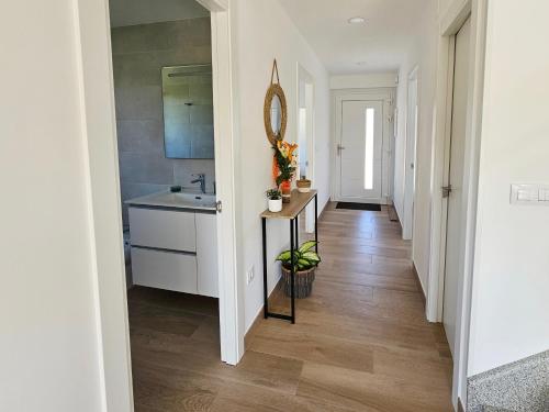 eine Küche mit Spüle und Spiegel im Flur in der Unterkunft Casa Mar - Camariñas - Costa da Morte in A Coruña