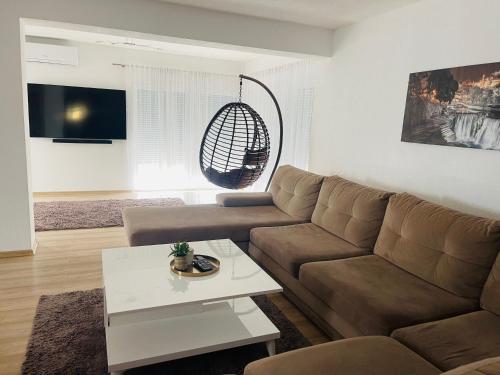 een woonkamer met een bank en een tafel bij Apartman Kiss in Jajce