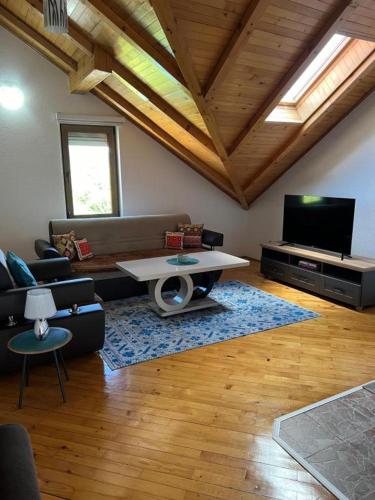 Televisyen dan/atau pusat hiburan di Teal Apartments
