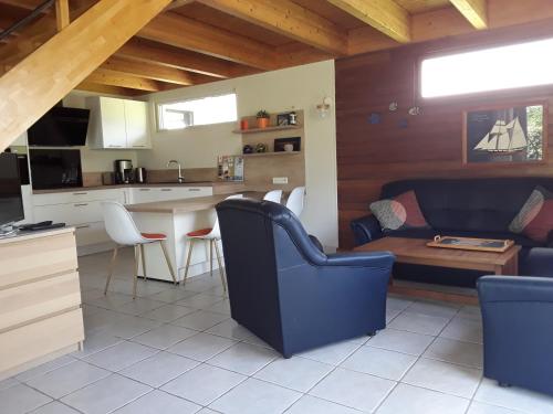 une cuisine et un salon avec un canapé et une table dans l'établissement Ménez ar Broc'h, à Plouguerneau