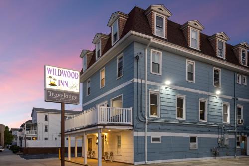 a large blue building with a sign in front of it at Wildwood Inn Hotel Travelodge Beach & Boardwalk in Wildwood