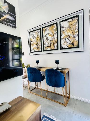 TV a/nebo společenská místnost v ubytování 24 On Basil Boutique Luxury Hotel