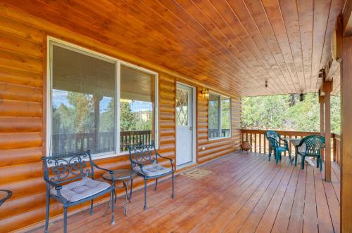 Balkón nebo terasa v ubytování Alton Cabin with Deck about 2 Mi to Dixie Natl Forest!