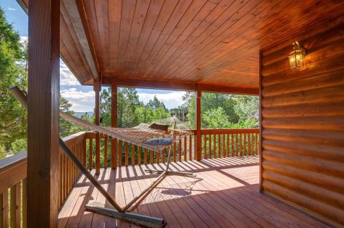 Balkón nebo terasa v ubytování Alton Cabin with Deck about 2 Mi to Dixie Natl Forest!