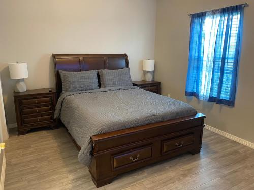 Ένα ή περισσότερα κρεβάτια σε δωμάτιο στο Cozy Getaway with King Bed near UTRGV