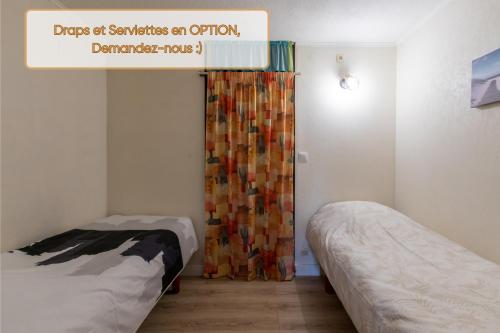 Postel nebo postele na pokoji v ubytování Le Cosmos avec Terrasse et Proche Plage et Commerces