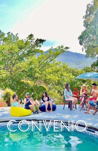 een groep mensen aan de rand van een zwembad bij GREEN DOOR HOSTEL BOUTIQUE in San Gil