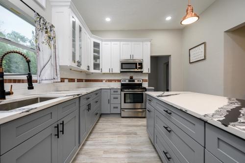 Η κουζίνα ή μικρή κουζίνα στο Private Ensuite In Historic Home