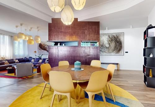 une salle à manger avec une table et des chaises dans l'établissement Signature Champs Elysées, à Paris