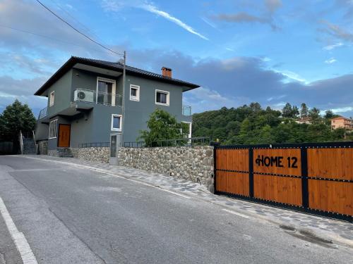 una casa al lado de una carretera con una valla en HOME 12, en Librazhet