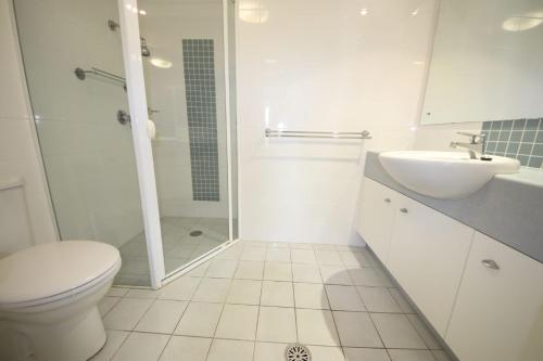 Et badeværelse på Jubilee Apartment 10 2 Paragon Ave SWR