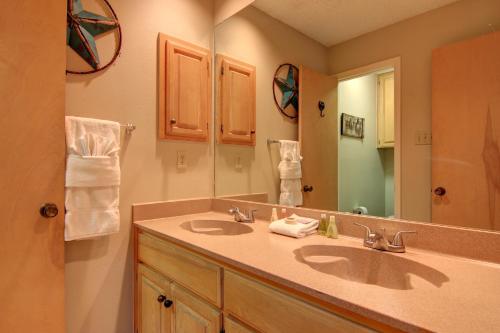 baño con 2 lavabos y espejo grande en Go With The Flow CW B103, en New Braunfels