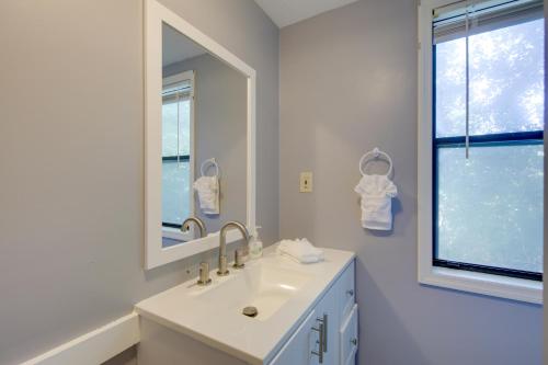 ein weißes Badezimmer mit Waschbecken und Spiegel in der Unterkunft Pet-Friendly Ellijay Cabin in the Woods on 1 Acre! in Ellijay