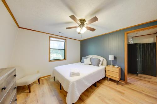 ein Schlafzimmer mit einem Bett und einem Deckenventilator in der Unterkunft Pet-Friendly Ellijay Cabin in the Woods on 1 Acre! in Ellijay
