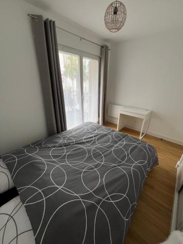 une chambre avec un grand lit et une fenêtre dans l'établissement Bandol T3 à deux pas du port et des plages, à Bandol