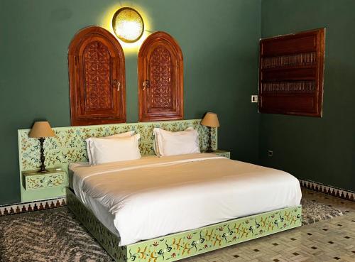 Postel nebo postele na pokoji v ubytování Nomadz Palace