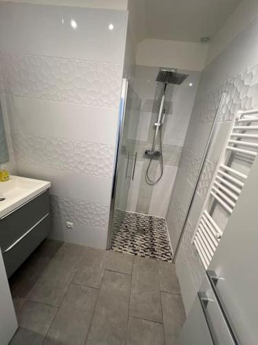 une salle de bain blanche avec une douche et un lavabo dans l'établissement RDC Villa d'Architecte avec Piscine Privée, à Agde