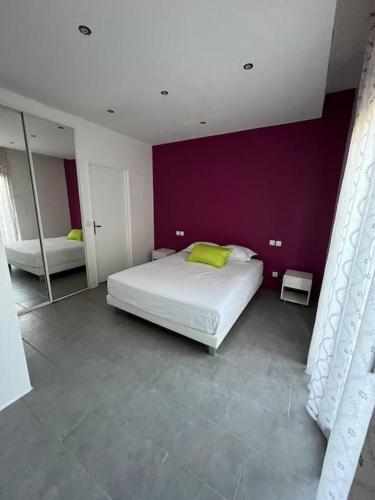 - une chambre avec un lit blanc et un mur violet dans l'établissement RDC Villa d'Architecte avec Piscine Privée, à Agde