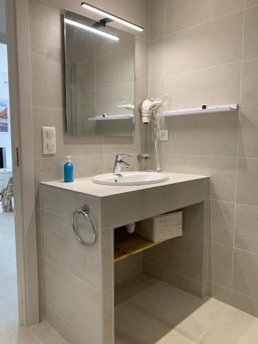 une salle de bain avec un lavabo et un miroir dans l'établissement Villa Campo di Pace, à Sisco
