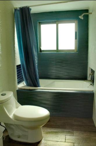 Salle de bains dans l'établissement Suite de huéspedes, con alberca