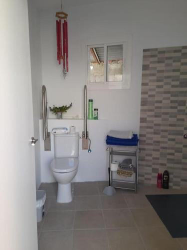 a bathroom with a toilet and a sink at Tranquilidad y relax in Valsequillo