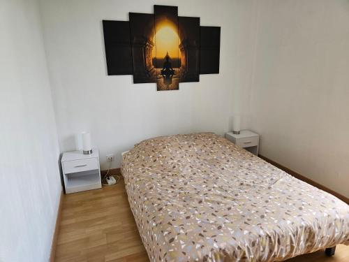 une chambre avec un lit et une lumière sur le mur dans l'établissement Les Gîtes de Salignac-Eyvigues, à Salignac Eyvigues