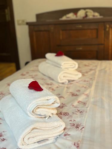 a group of towels sitting on top of a bed at Penzion Pohádka in Třeboň