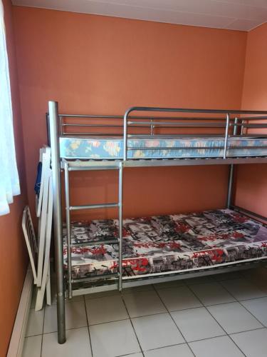 quelques lits superposés dans une chambre dans l'établissement les goelettes, à Saint-Cyprien
