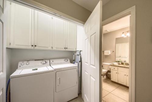 - un lave-linge et un sèche-linge blancs dans une petite cuisine dans l'établissement CW B202 Camp Warnecke B202, à New Braunfels