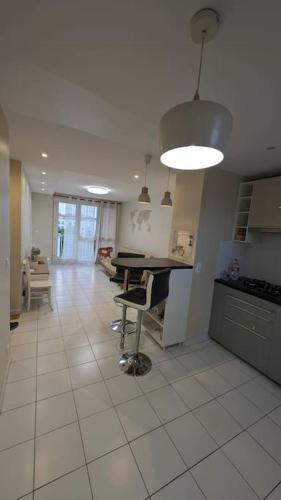 - une cuisine avec une table et un comptoir dans une pièce dans l'établissement L'appartement du Parc, à Cachan