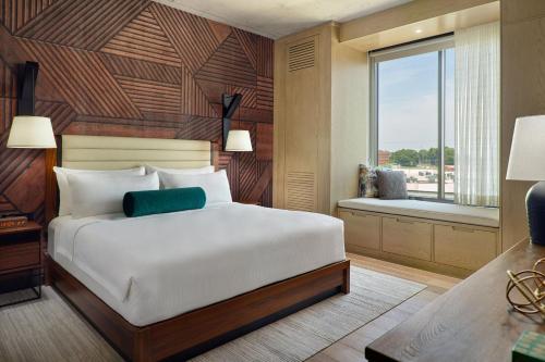 ein Schlafzimmer mit einem großen Bett und einem Fenster in der Unterkunft Bellyard, West Midtown Atlanta, a Tribute Portfolio Hotel in Atlanta