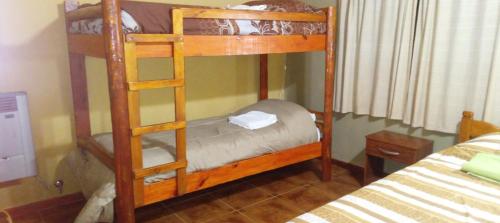 Ce lit superposé se trouve dans un dortoir doté de lits superposés. dans l'établissement Cabañas Layken, à Villa Carlos Paz