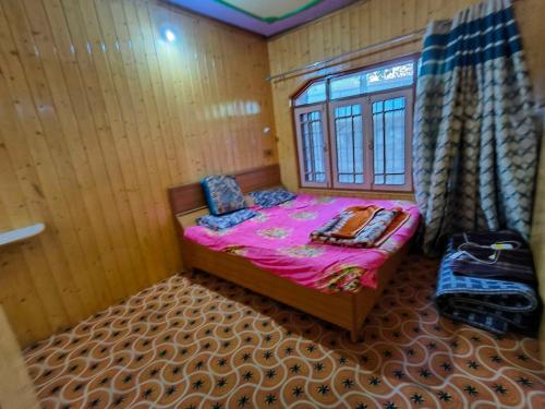 Una cama o camas en una habitación de OYO Home Sahil Homestay