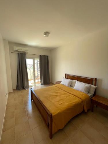 萨伊迪耶Marina Ap2的一间卧室配有一张黄色床罩的床