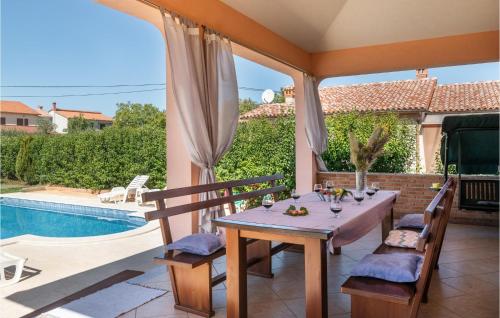 Bazén v ubytování Holiday Home Grandici Iv nebo v jeho okolí