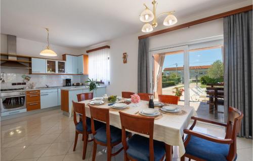 Kuchyň nebo kuchyňský kout v ubytování Holiday Home Grandici Iv
